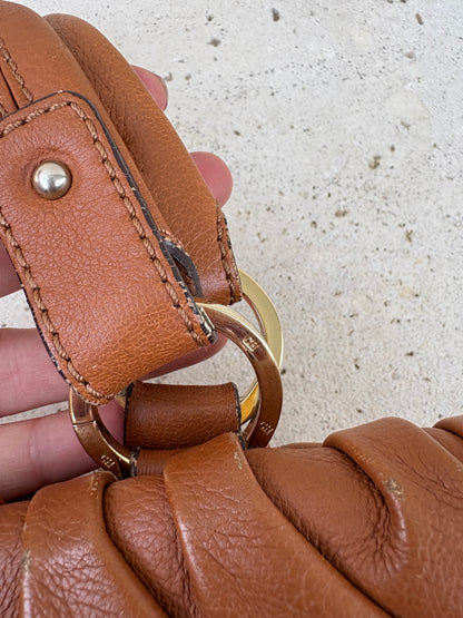 CAROLINA HERRERA. Bolso de mano en piel marrón