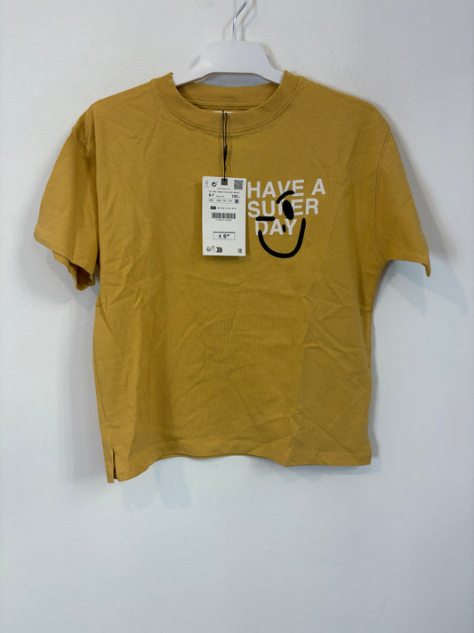 ZARA. Camiseta mostaza letras. T 6-7 años