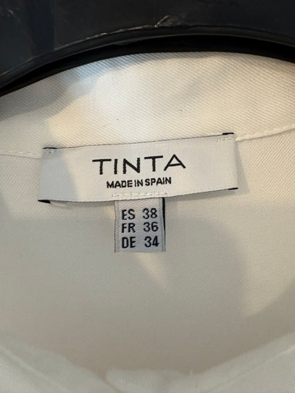TINTA. Blusa blanca fluida detalles