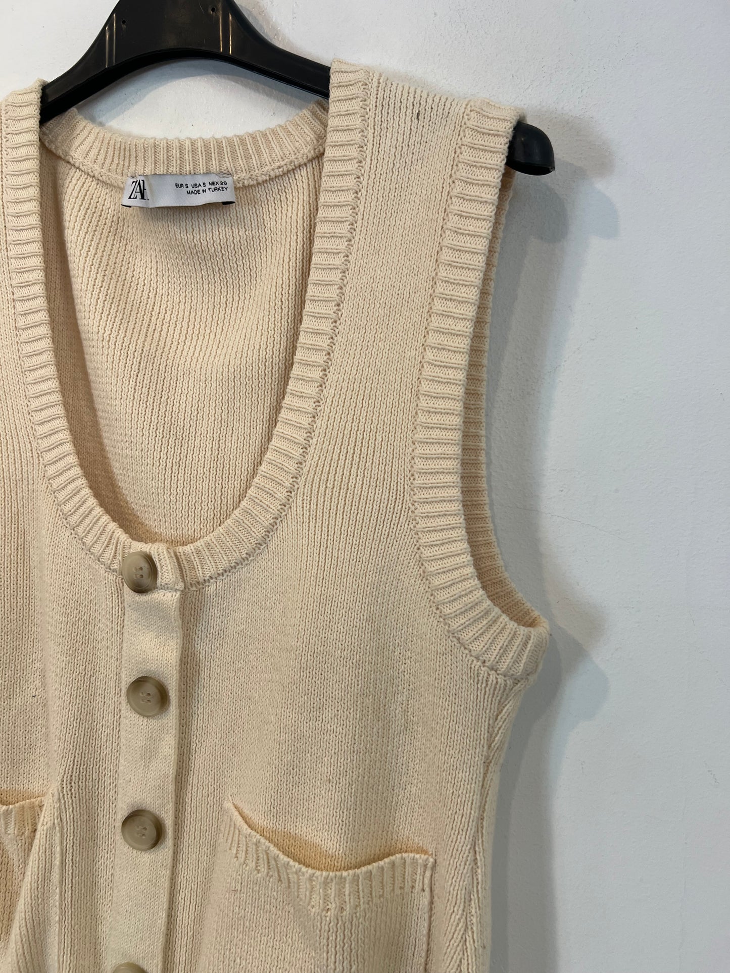 ZARA. Chaleco beige punto abotonado  T.s