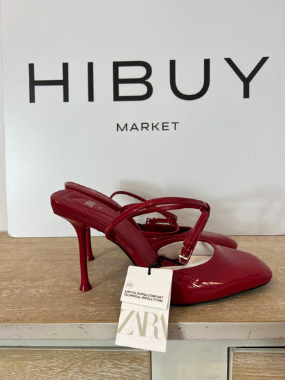 ZARA. Sandalia roja charol. T 40