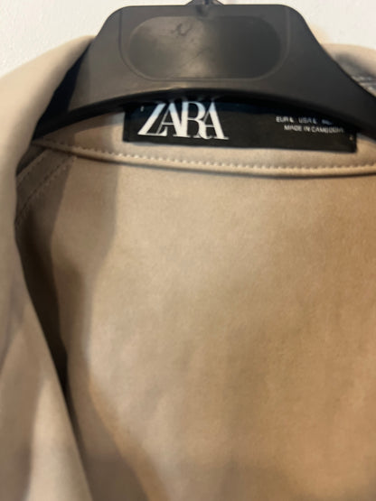 ZARA. Chaqueta beige tostado efecto piel