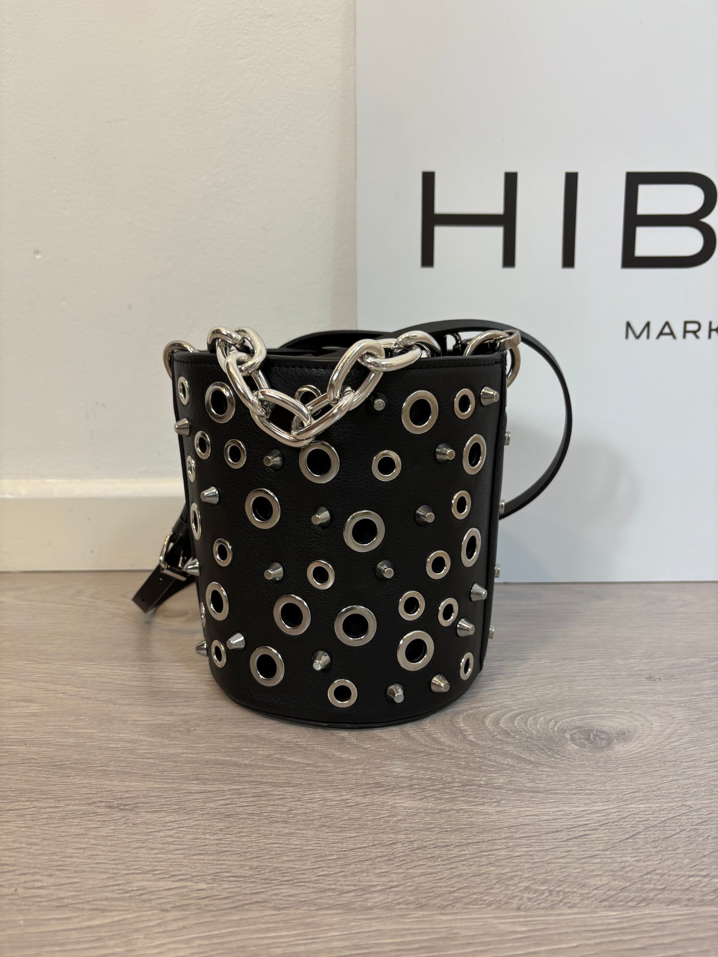 ZARA. Bolso negro tachuelas