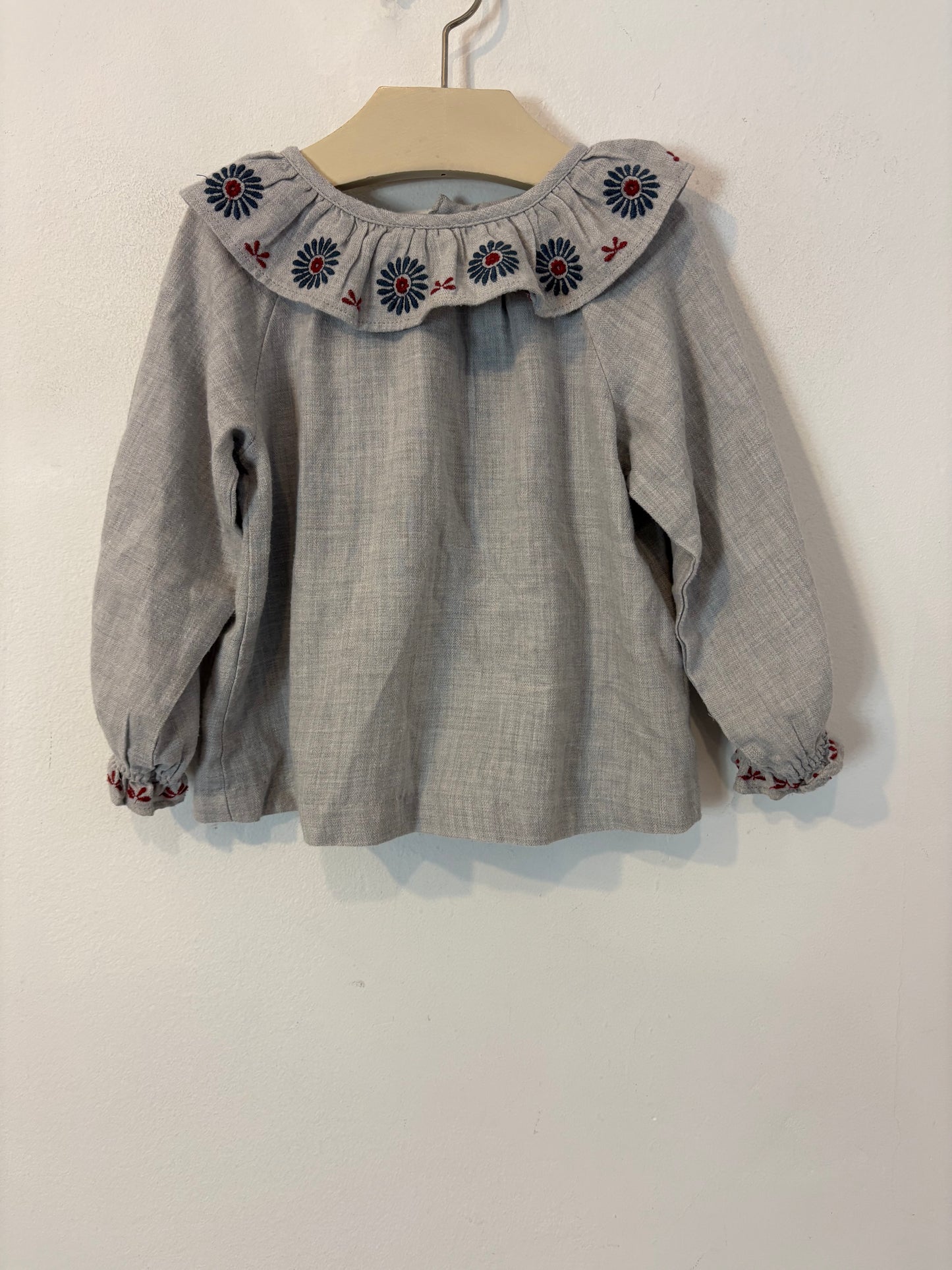GOCCO. Blusa gris cuello bordado T. 18-24 meses