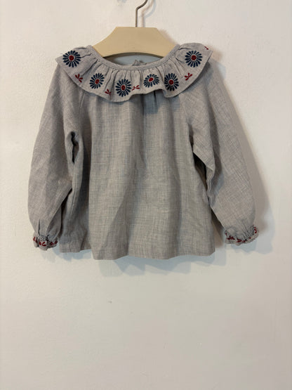 GOCCO. Blusa gris cuello bordado T. 18-24 meses