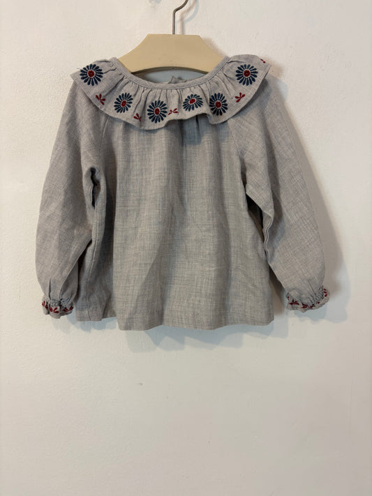 GOCCO. Blusa gris cuello bordado