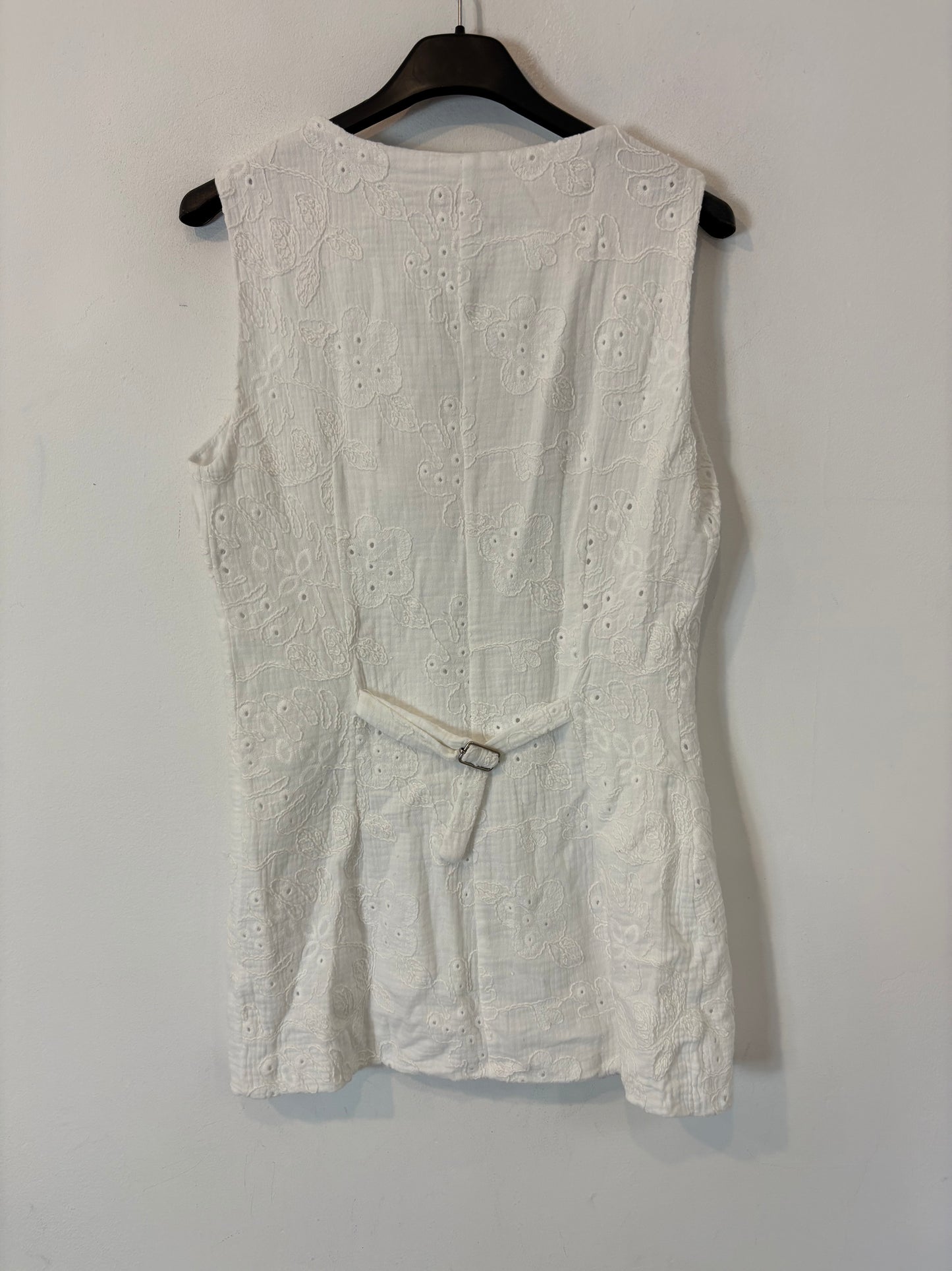 CHIRIBITA. Total look blanco bordado T.s