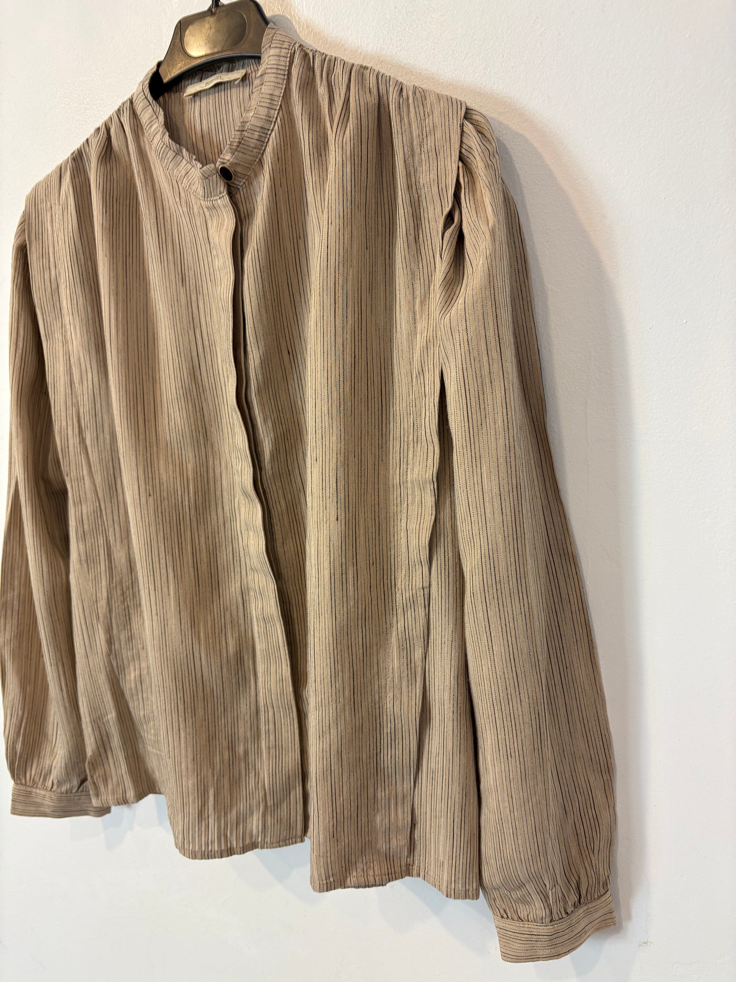 SESSÚN. Blusa beige tostado rayas