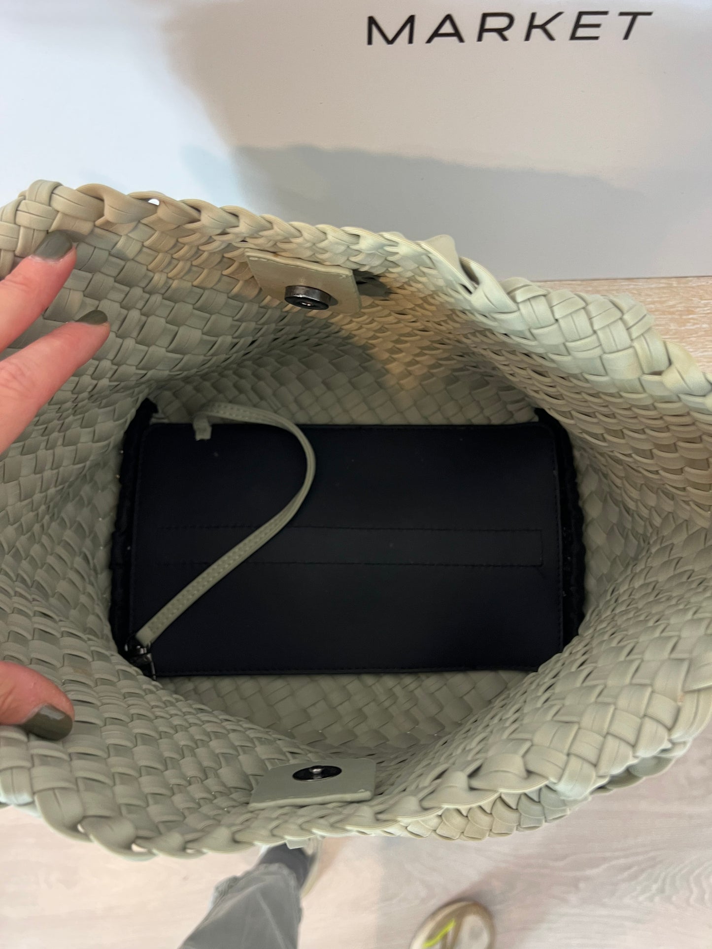 VANYLU. Bolso trenzado gris claro