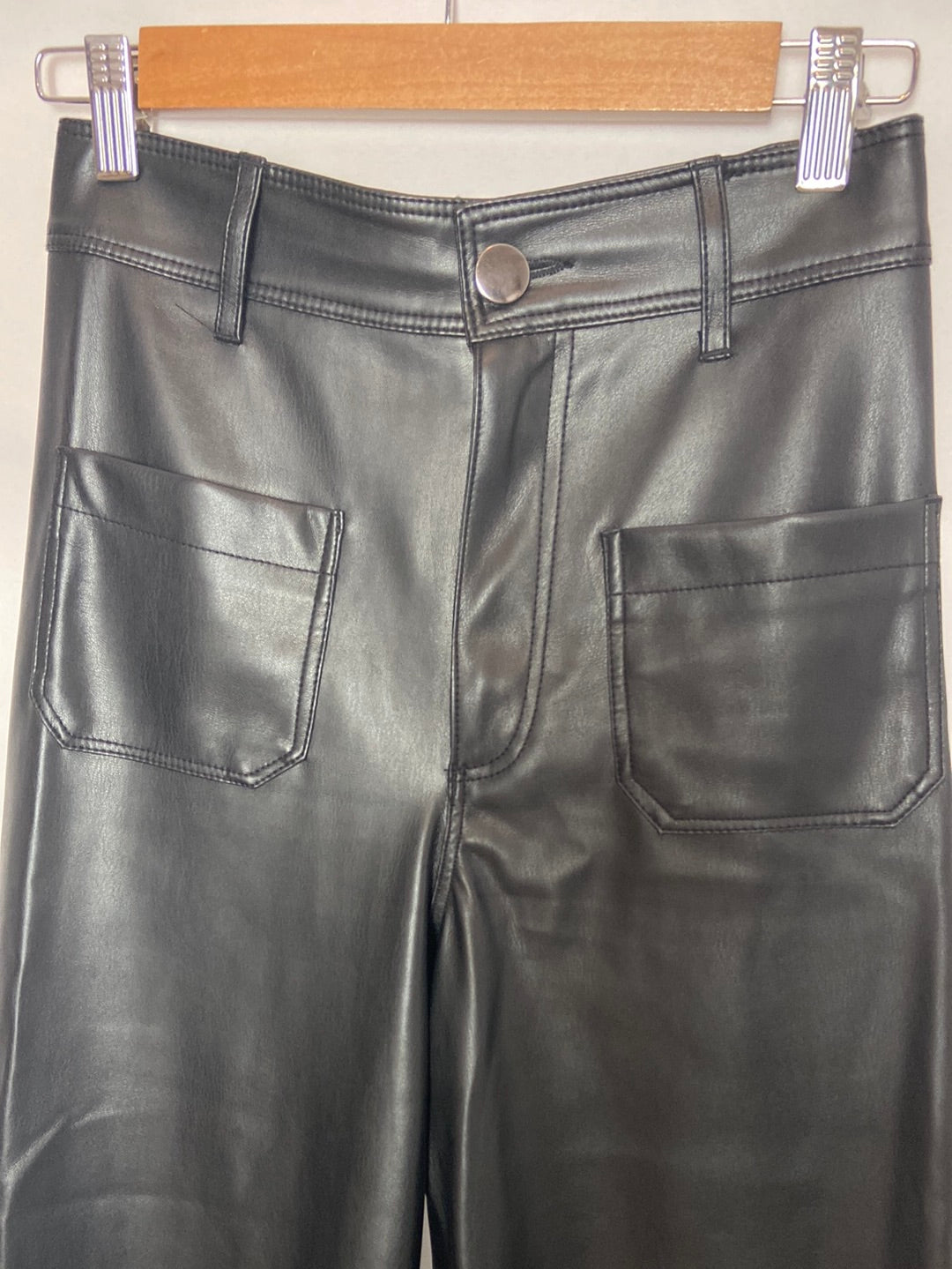 ZARA. Pantalón negro polipiel T.34