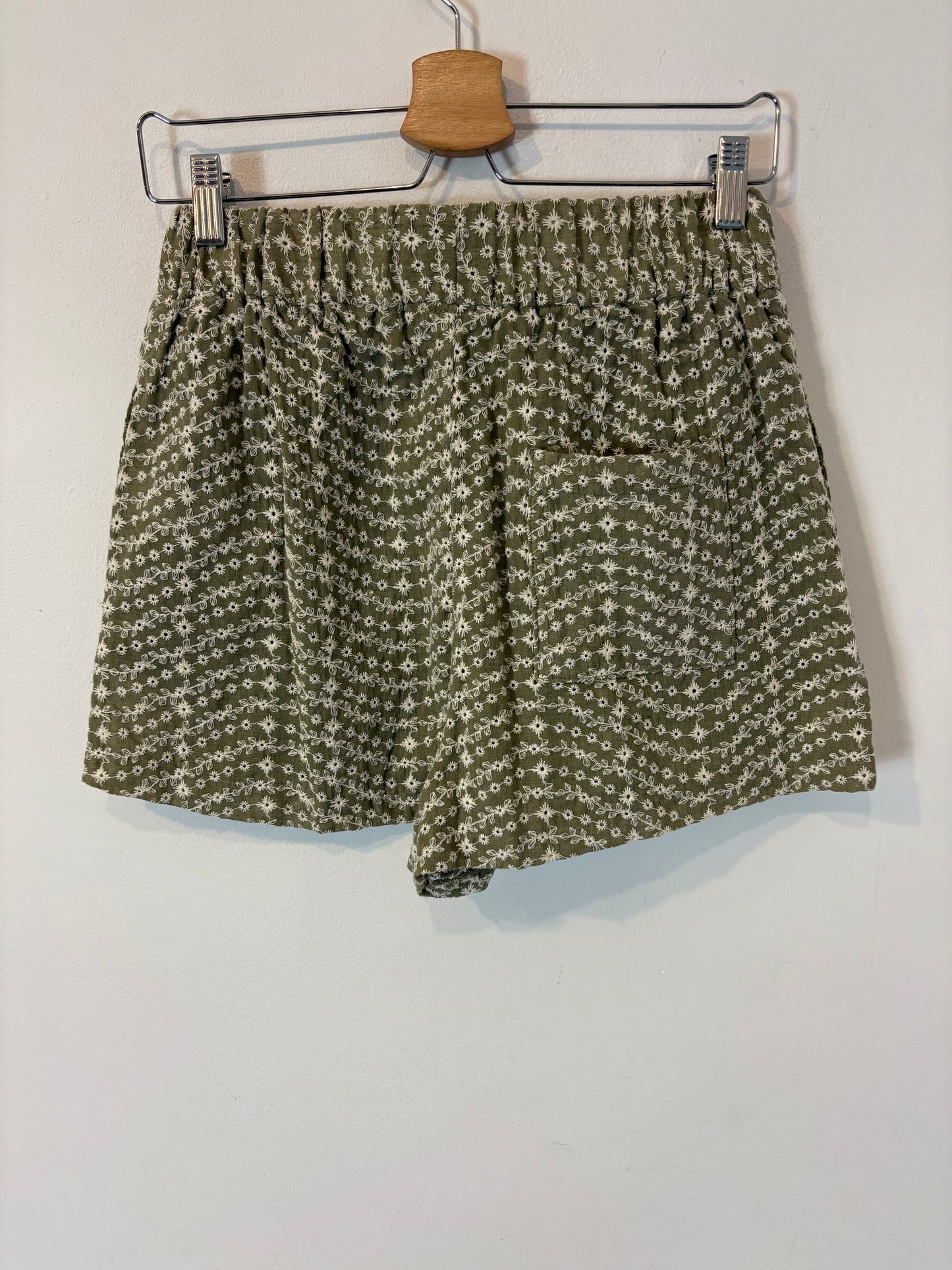 ZARA. Green shorts with embroidered flowers Ts