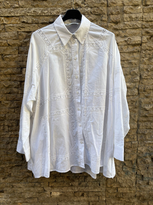 ZARA. Camisa blanca bordados