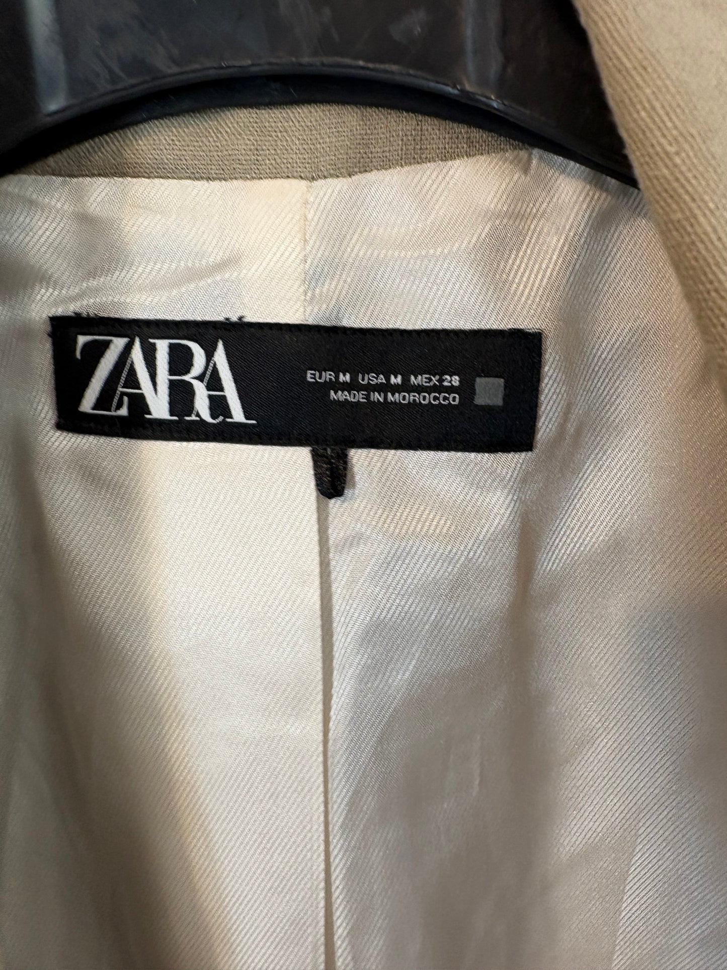 ZARA. Blazer color arena con lino y viscosa
