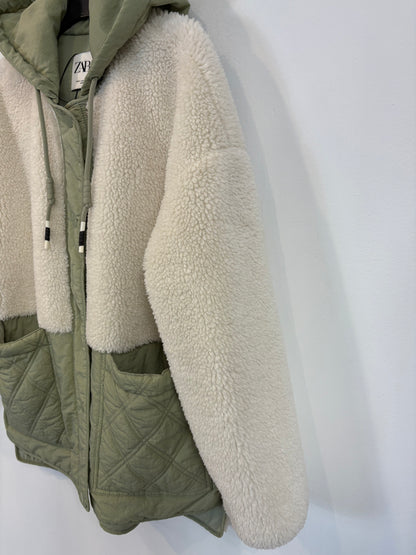 ZARA. Parka acolchada borrego
