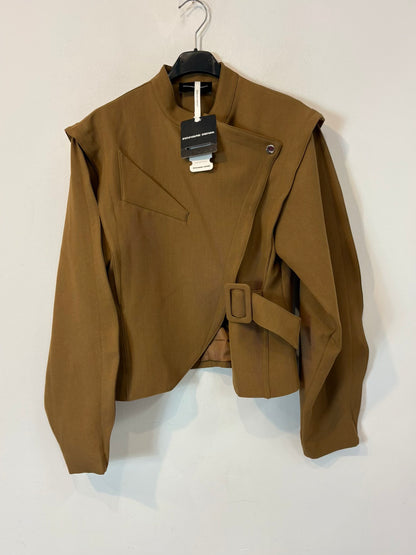Chaqueta marrón cruzada con cinturón