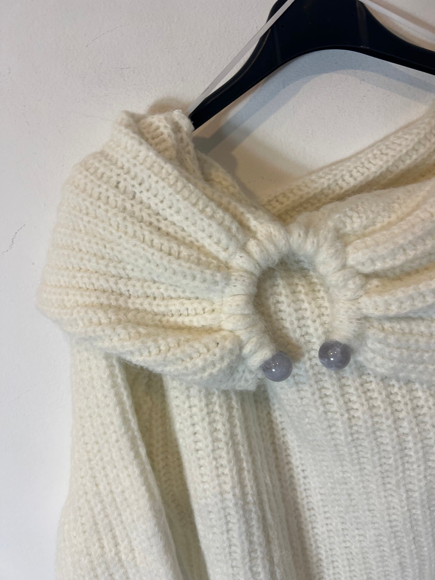 ZARA. Jersey blanco detalle cuello. T S