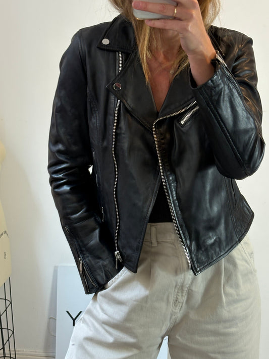 STRADIVARIUS. Cazadora negra piel