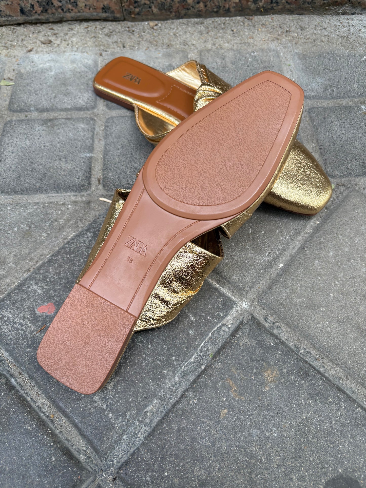 ZARA. mules dorados nudo  T.38