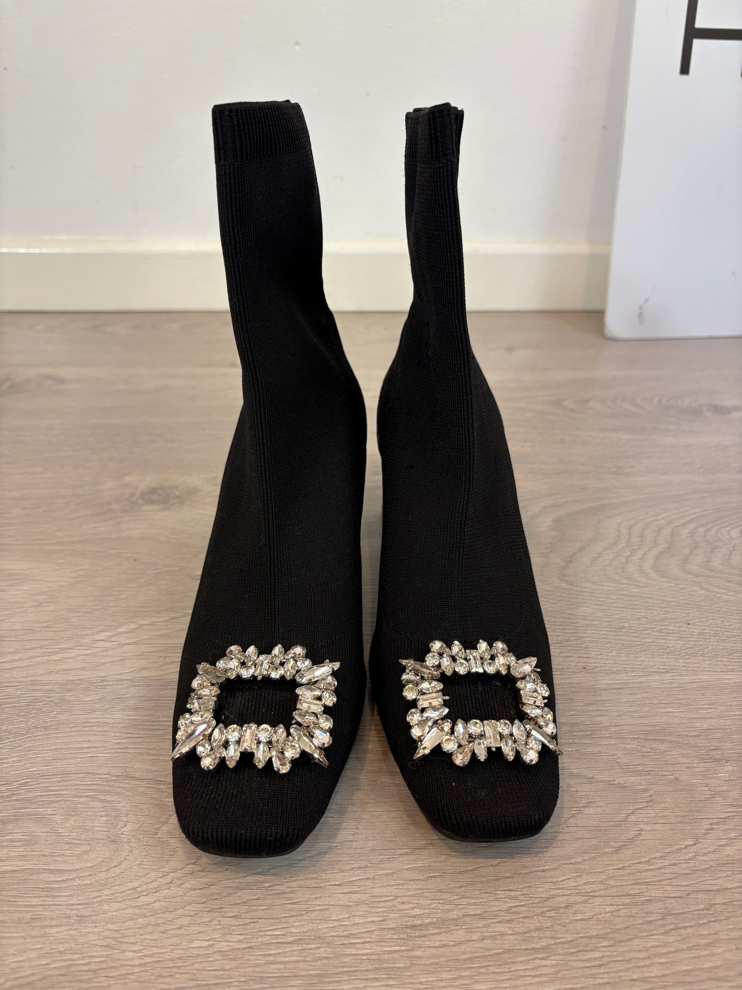 CORINA. Botin negro broche. T 38