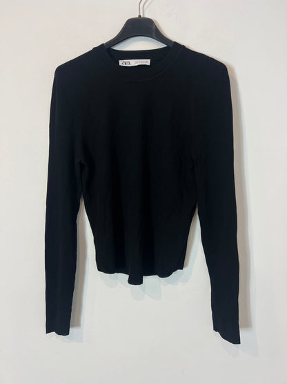 ZARA. Top negro canalé fluido. T L