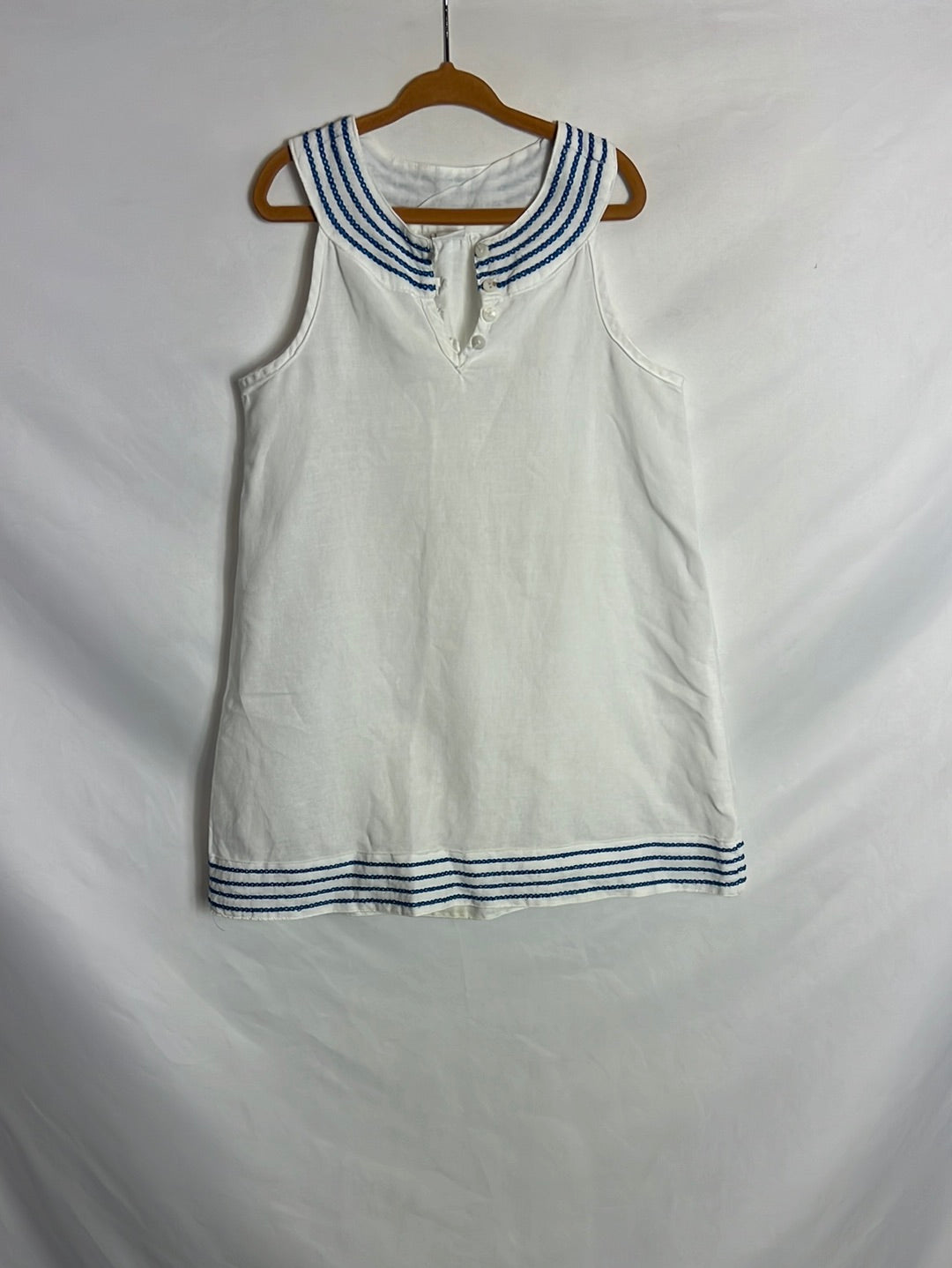 NEWNESS. White linen dress with blue embroidery. Size 7 years.