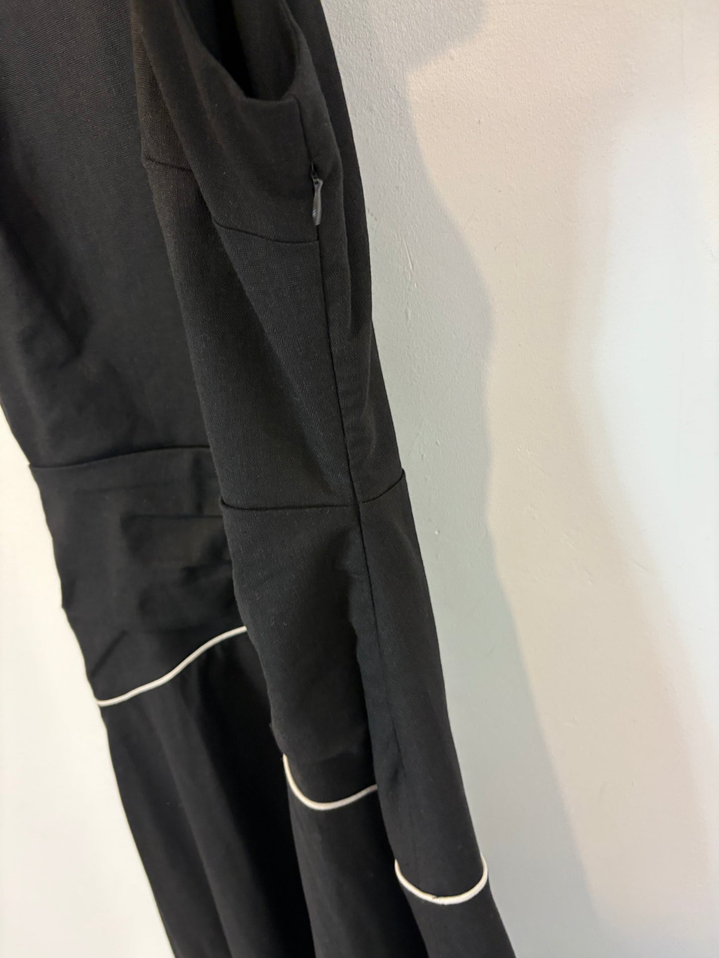 PARIS 64. Vestido midi negro mezcla