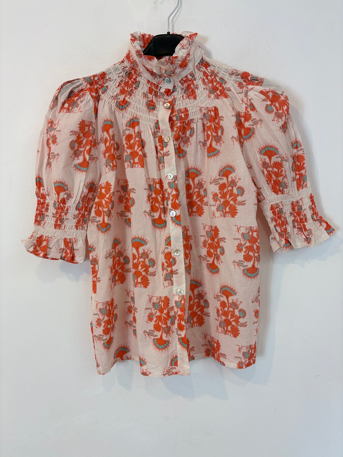 OTRAS. Blusa estampada nido de abeja