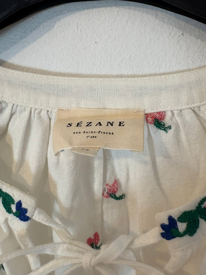 SÉZANE. Blusa blanca bordados