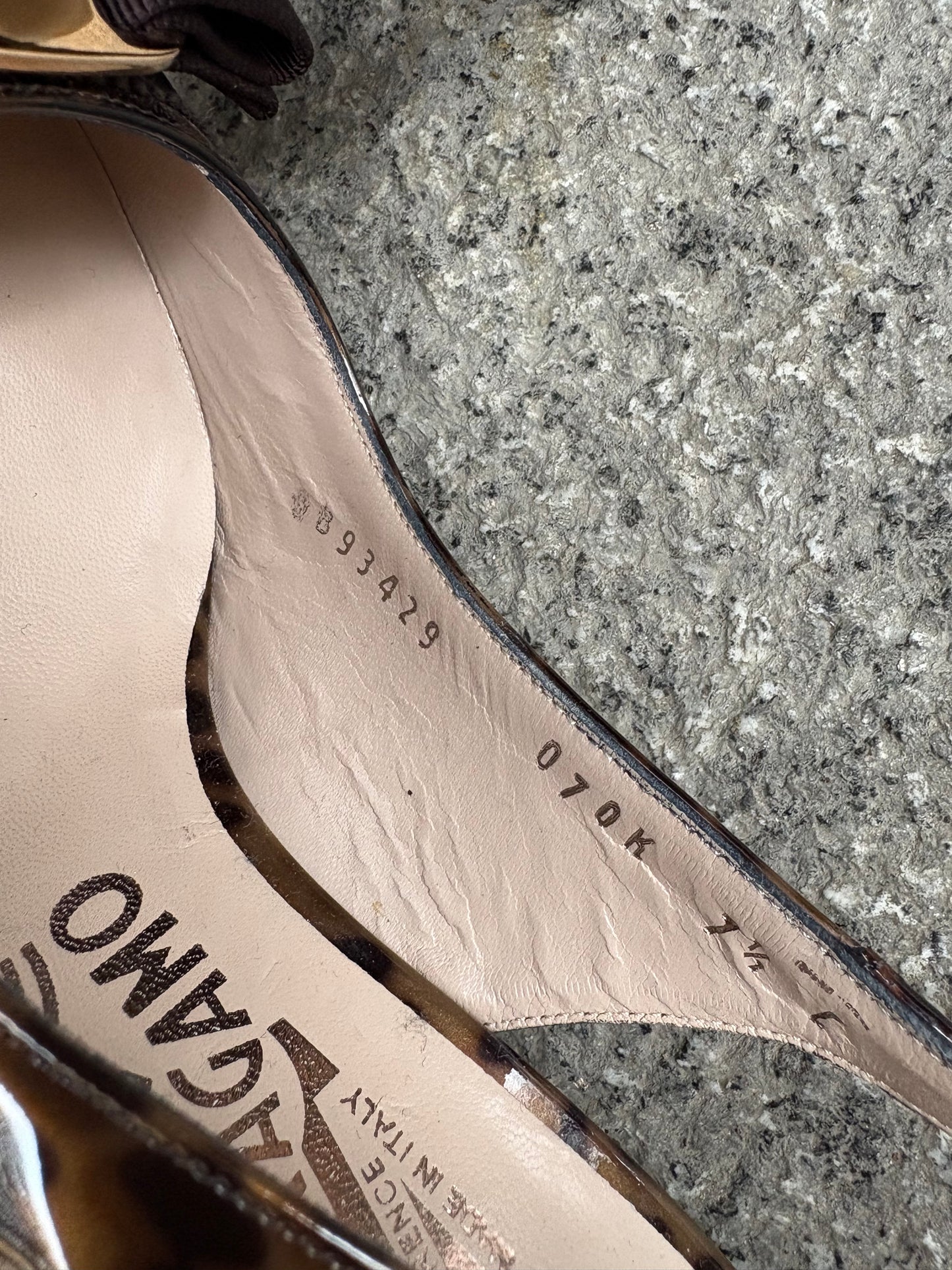 SALVATORE FERRAGAMO. Tacones charol animal print