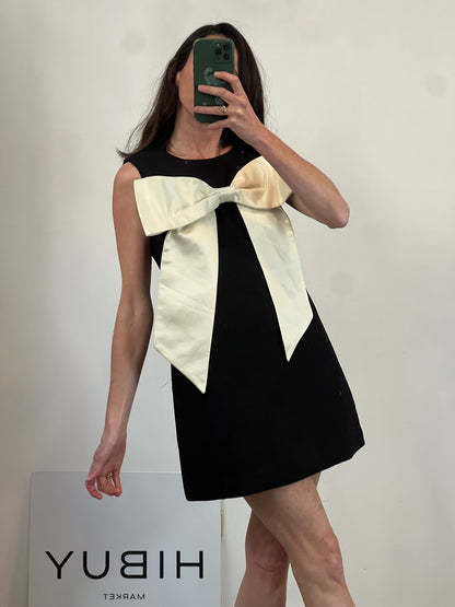 Vestido negro lazada