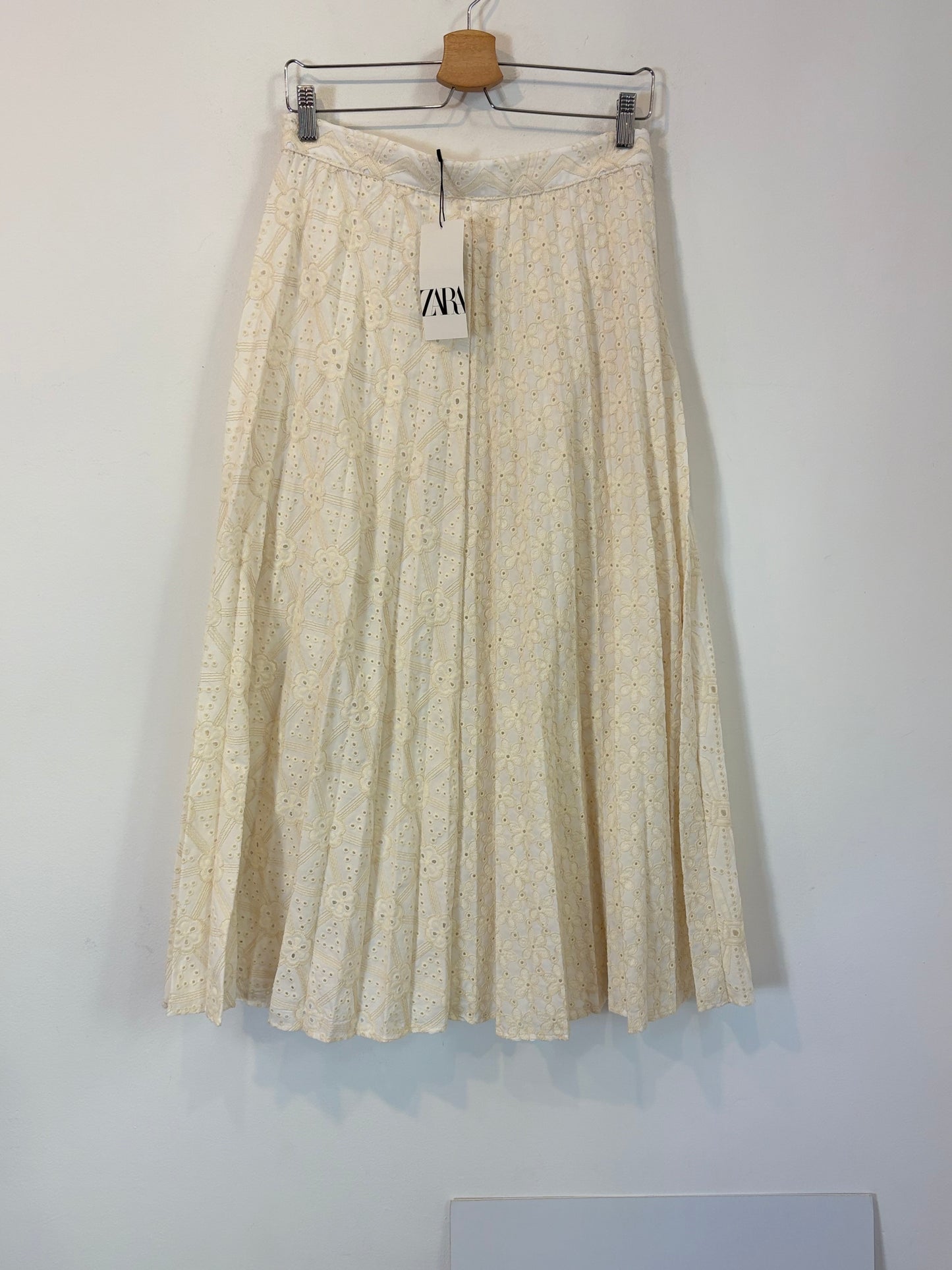 ZARA. Falda larga bordados. T M