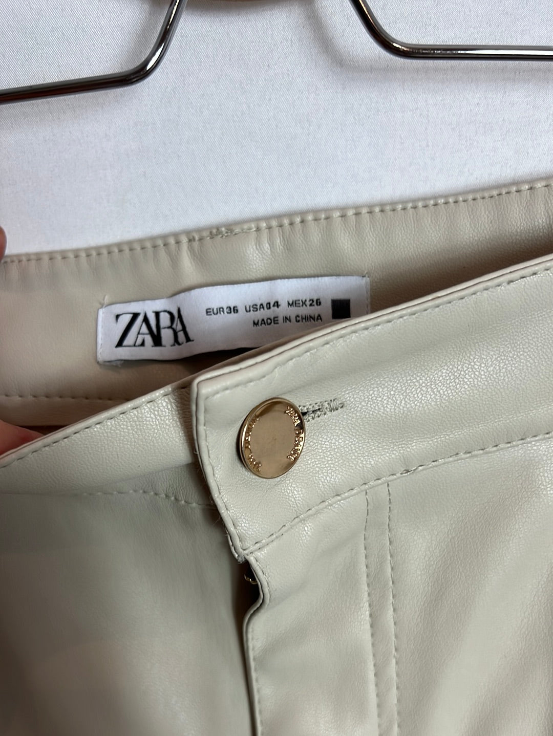 ZARA. Pantalones beige efecto piel. T36