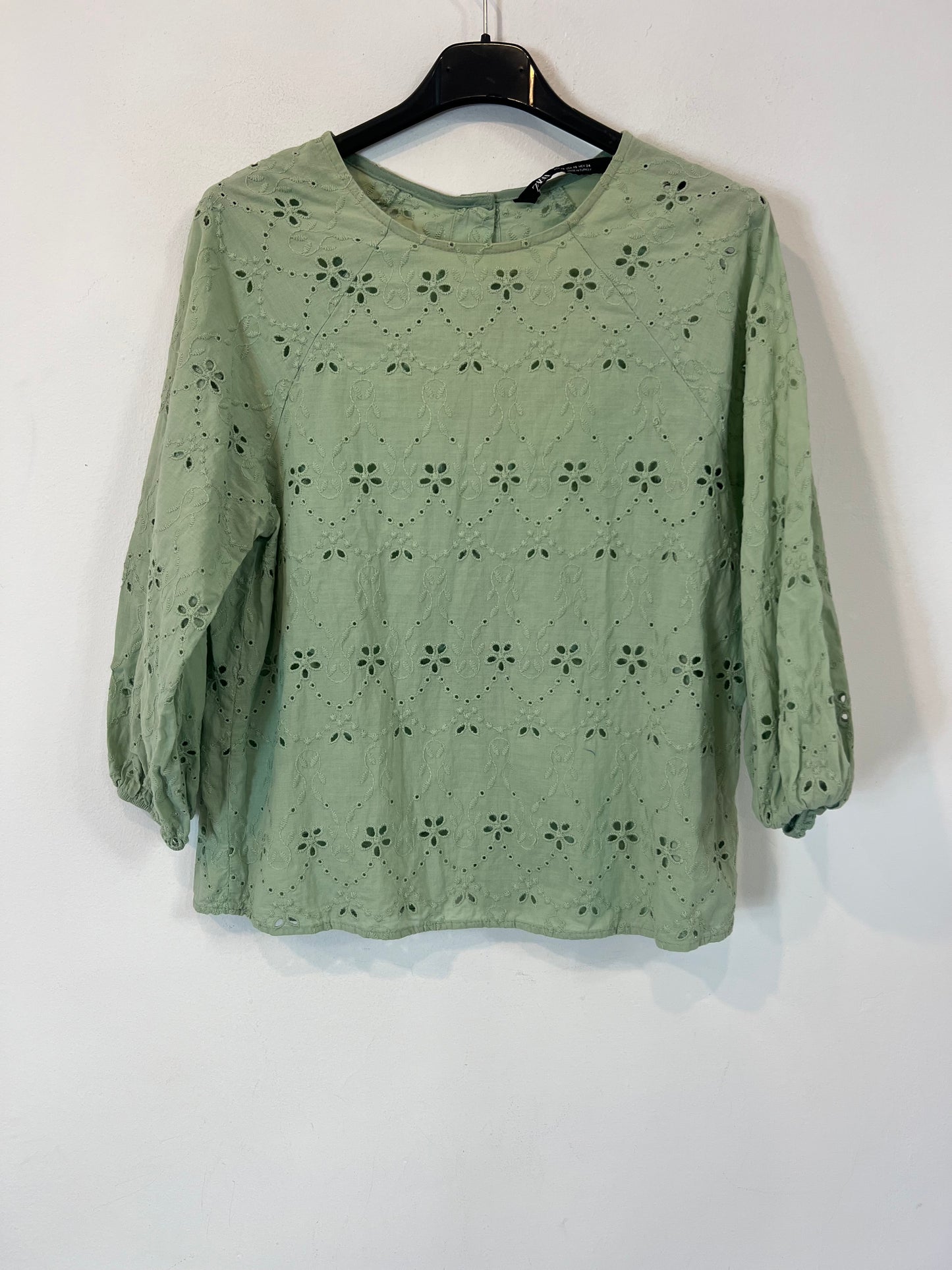 ZARA. Blusa verde troquelada. T XS