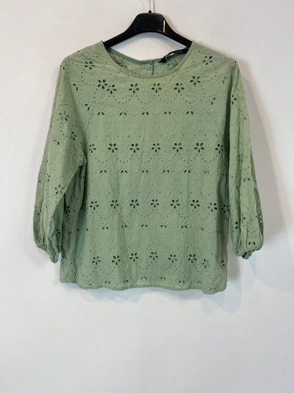 ZARA. Blusa verde troquelada. T XS