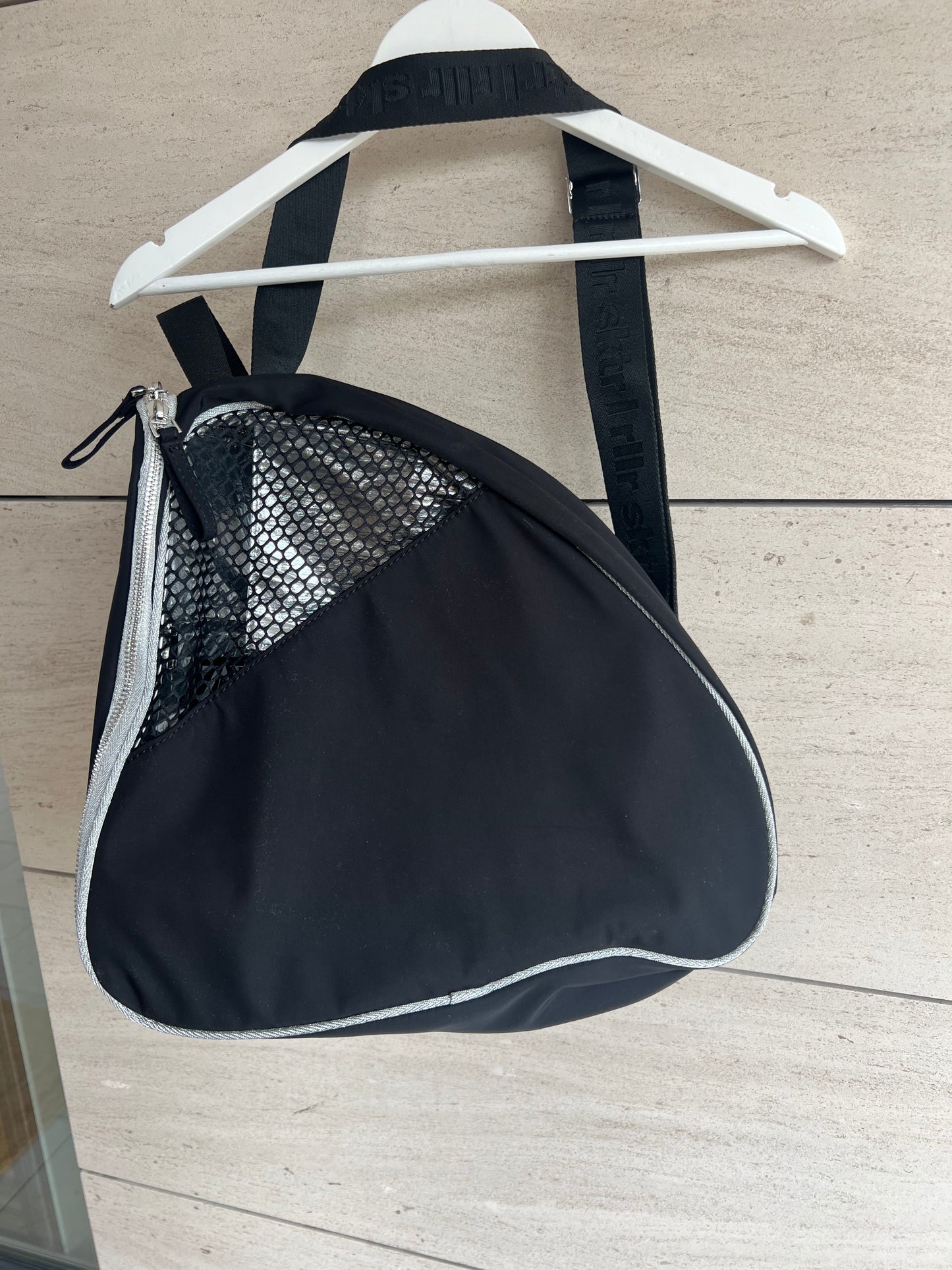 ZARA. Mochila para patines negra. T M