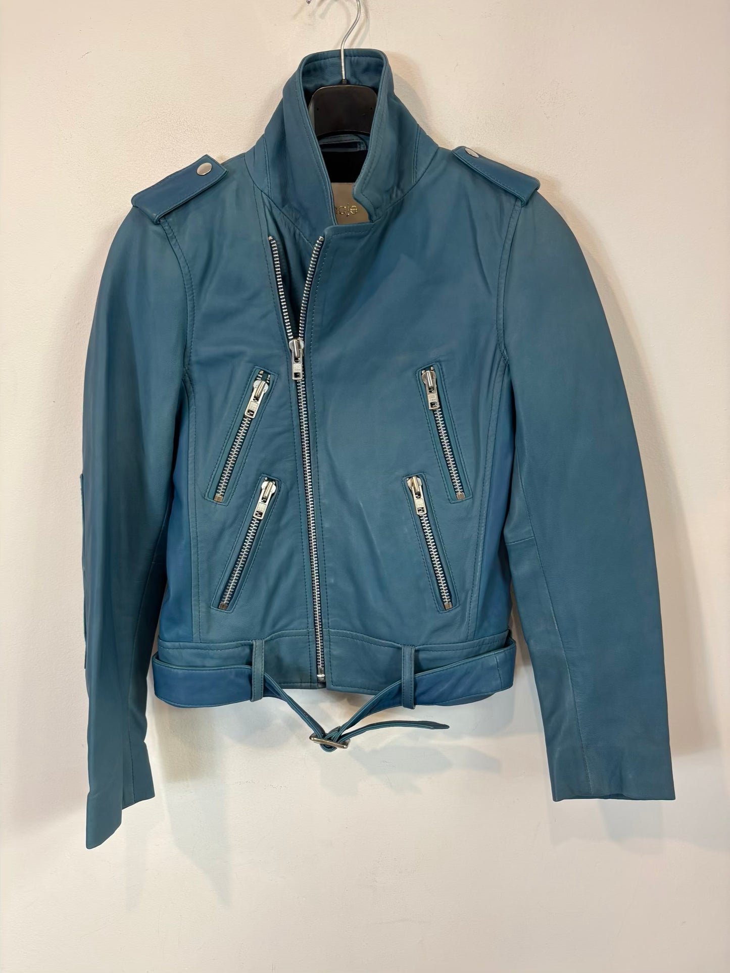 MAJE. Cazadora piel azul cremalleras