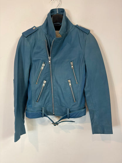 MAJE. Cazadora piel azul cremalleras