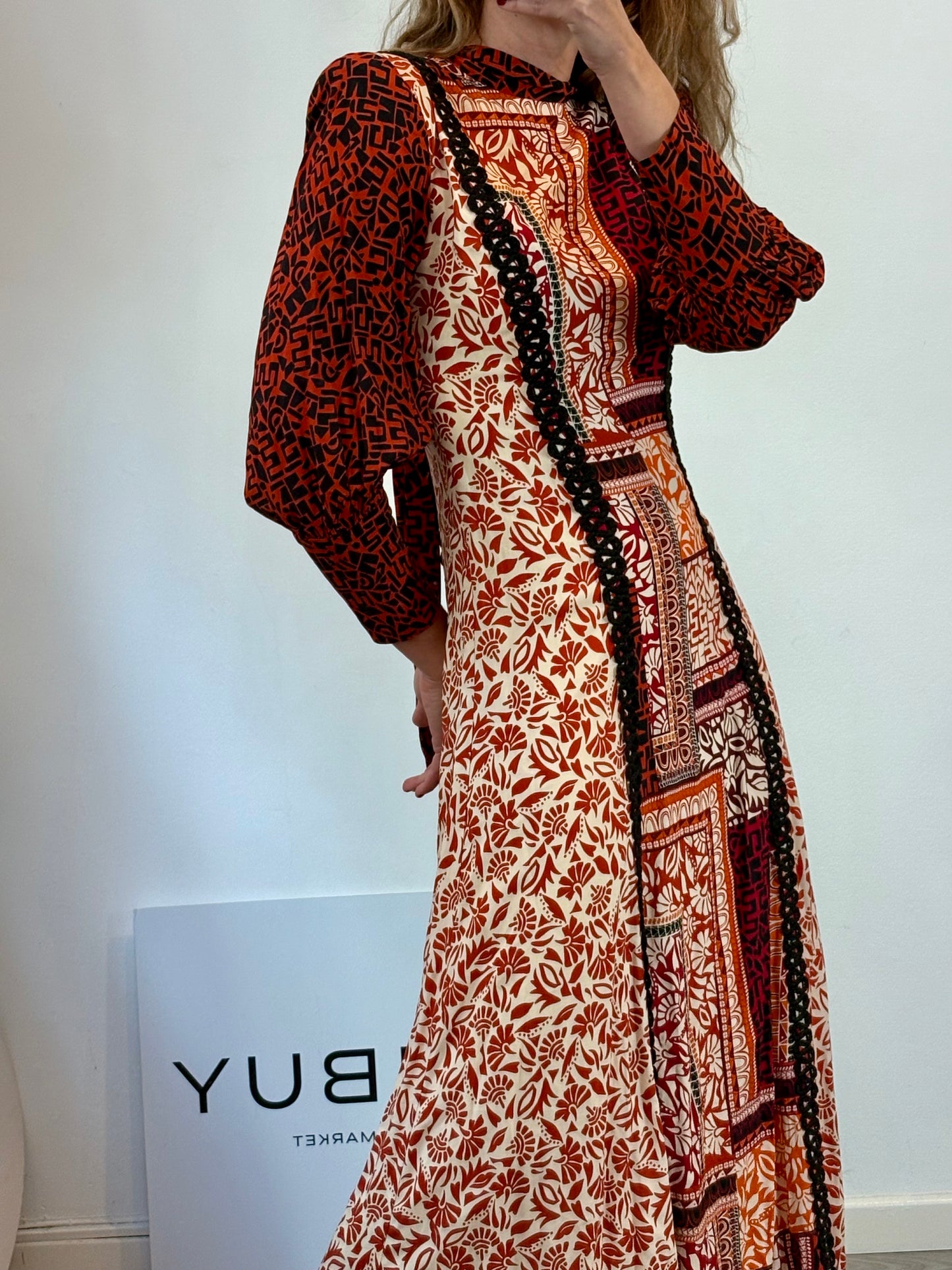 PANAMBI. Vestido largo fluido hombreras