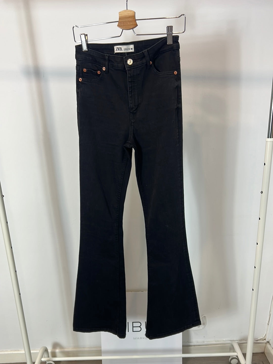 ZARA. Denim negro campana. T 36