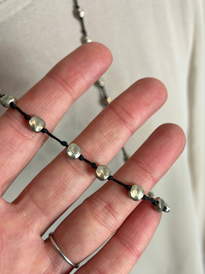 OTRAS. Collar cuerda y cuentas plateadas