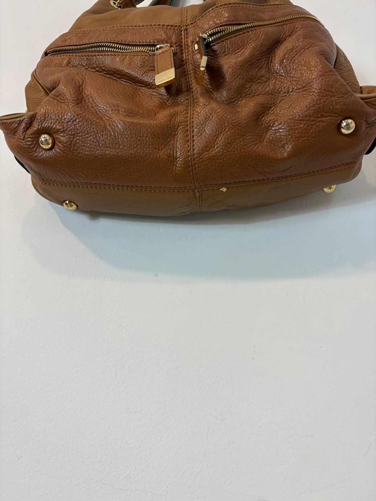 MICHAEL KORS. Bolso de hombro piel camel