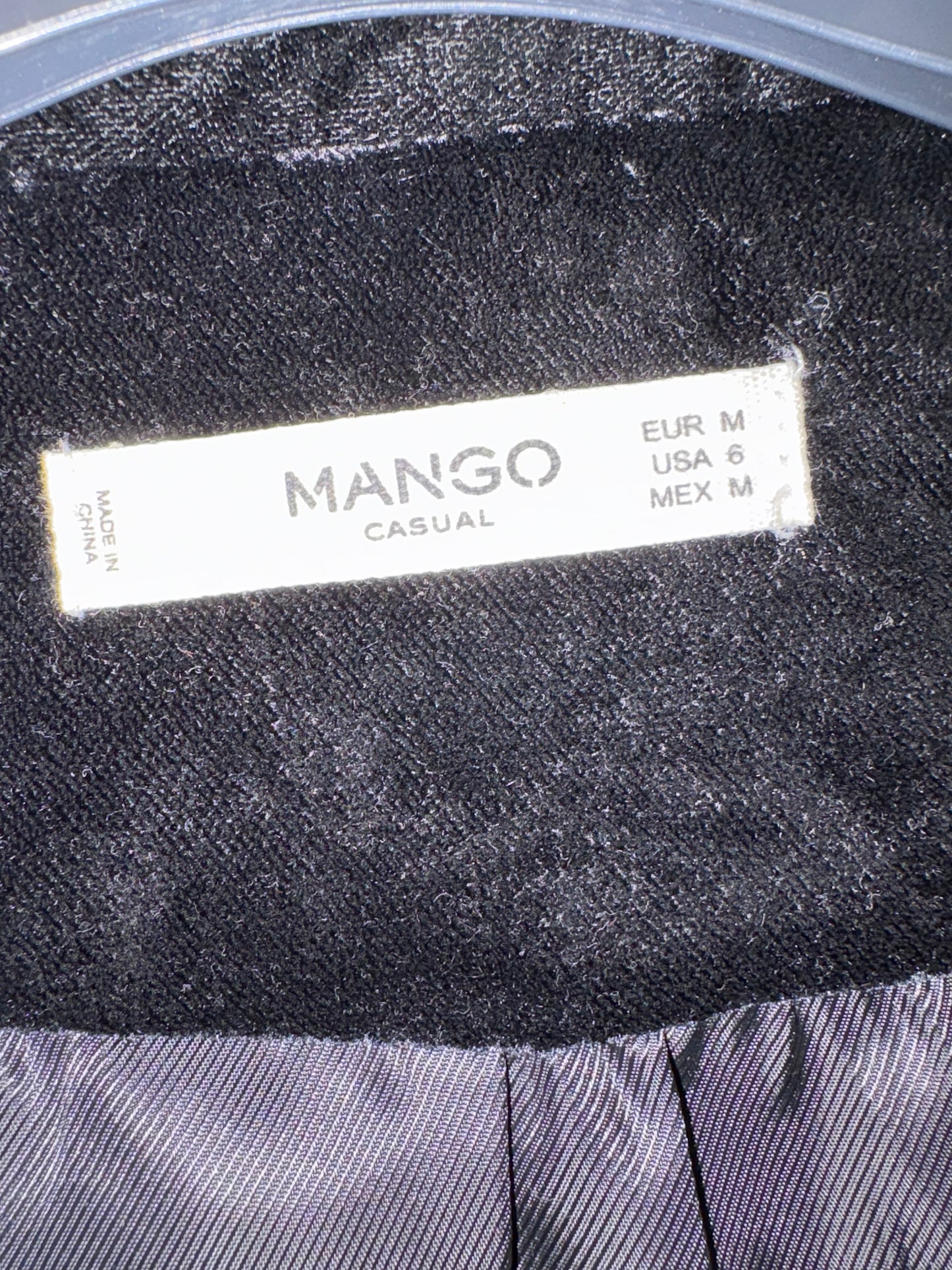MANGO. Blazer negra terciopelo