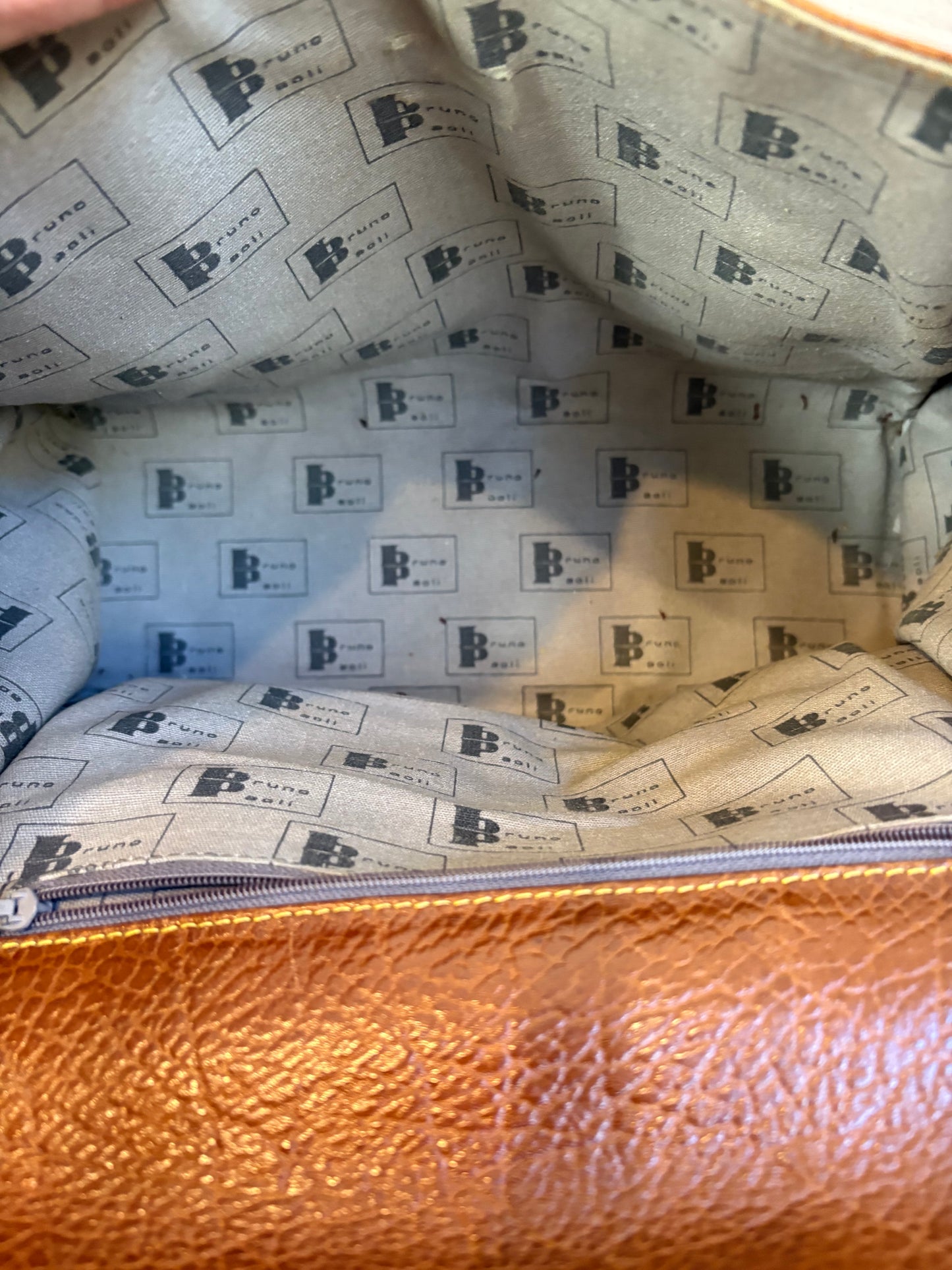 OTRAS. Bolso de mano piel vintage