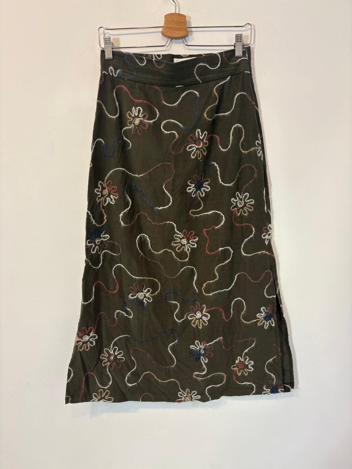 IPA BRAND. Falda midi verde bordados