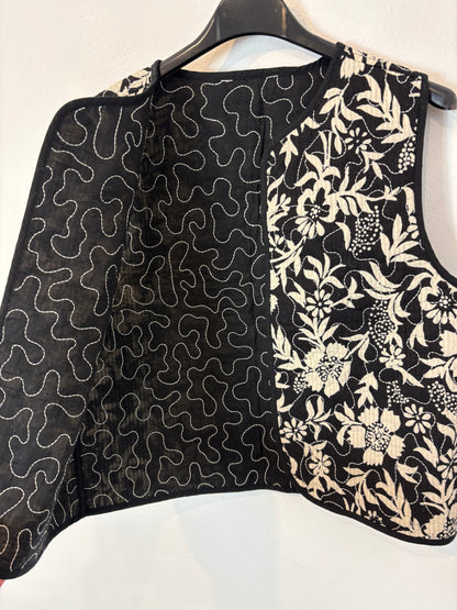 OTRAS. Chaleco negro bordados