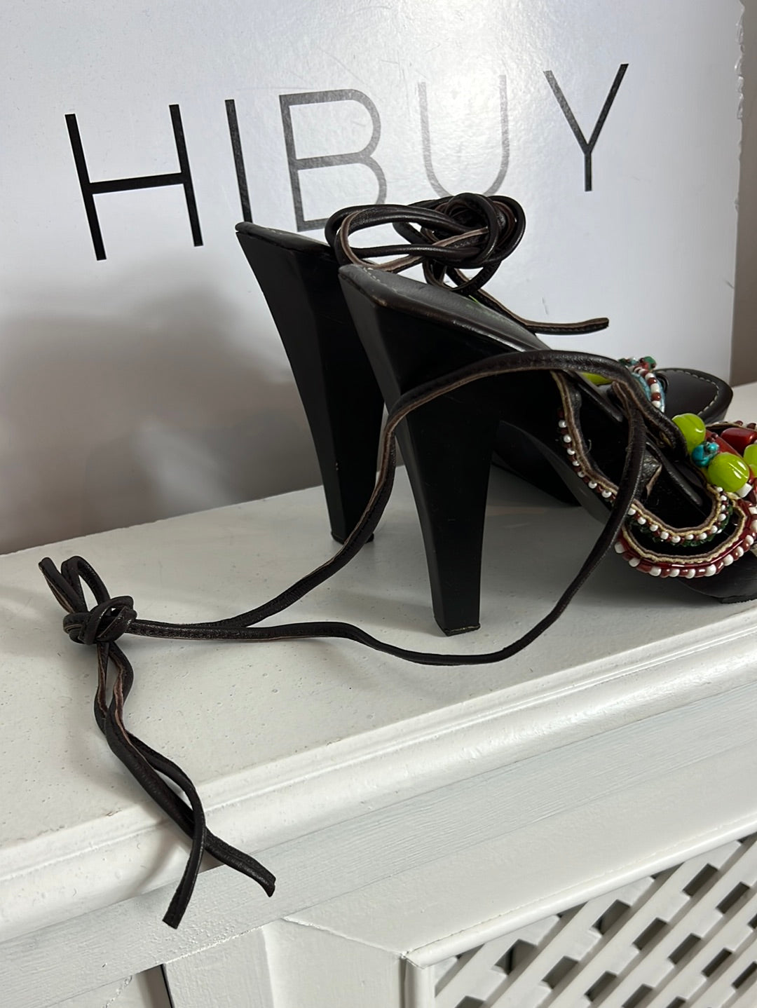 SANDALO ESSENCE. Sandalia marrón detalles pedrería colores. T 39