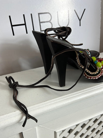 SANDALO ESSENCE. Sandalia marrón detalles pedrería colores. T 39