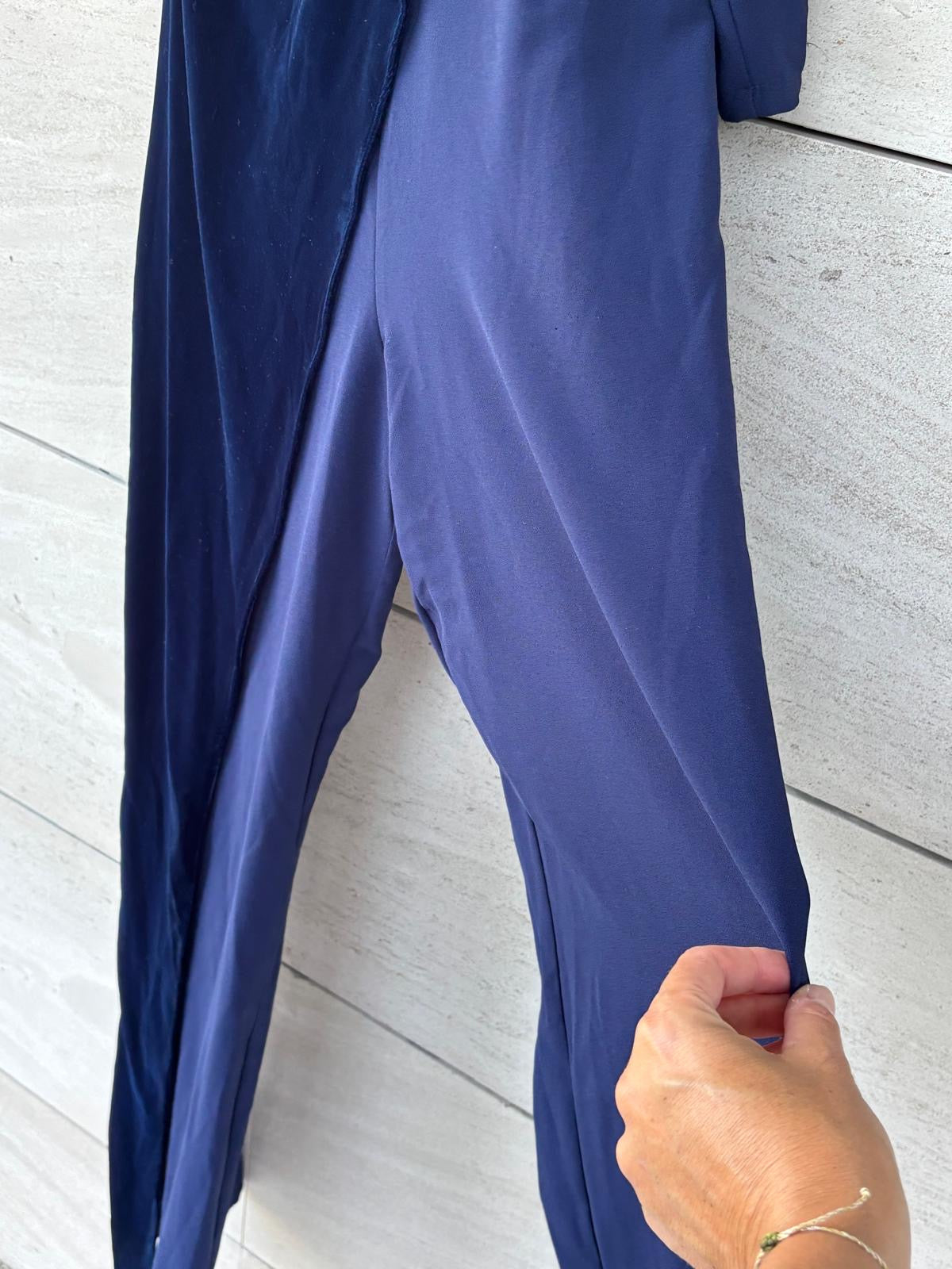 LADY PIPA. Mono azul fluido capa en terciopelo