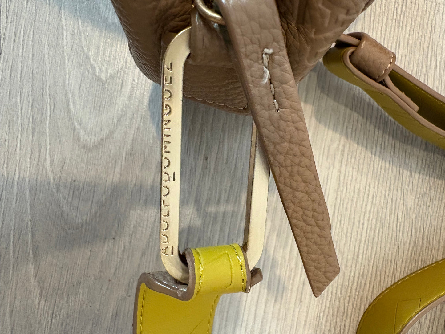 ADOLFO DOMINGUEZ. Bolso bandolera bicolor