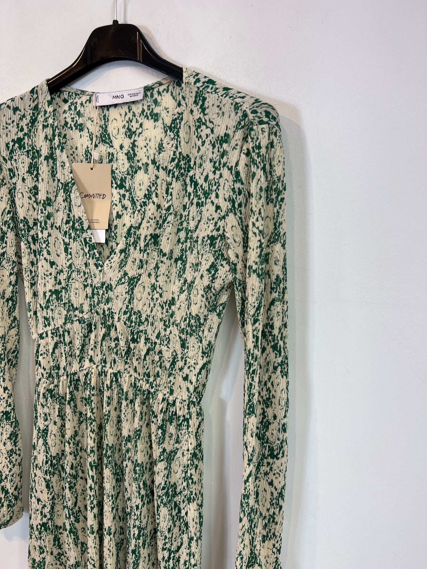 MANGO. Vestido corto plisado tonos verdes. T XXS